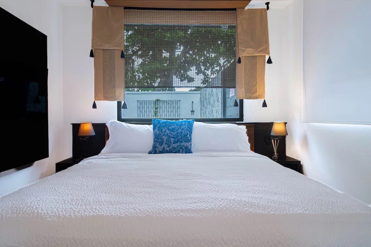 Habitación de Lujo, 1 Cama King, Vista a la Piscina, Planta Baja - dormitorio