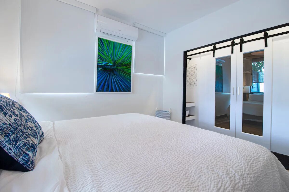 Habitación de Lujo, 1 Cama King, Vista a la Piscina, Planta Baja - espejo de entrada