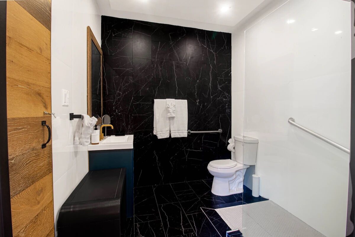 Habitación Doble Deluxe, 2 Camas Queen, Vista al Patio, Planta Baja - baño