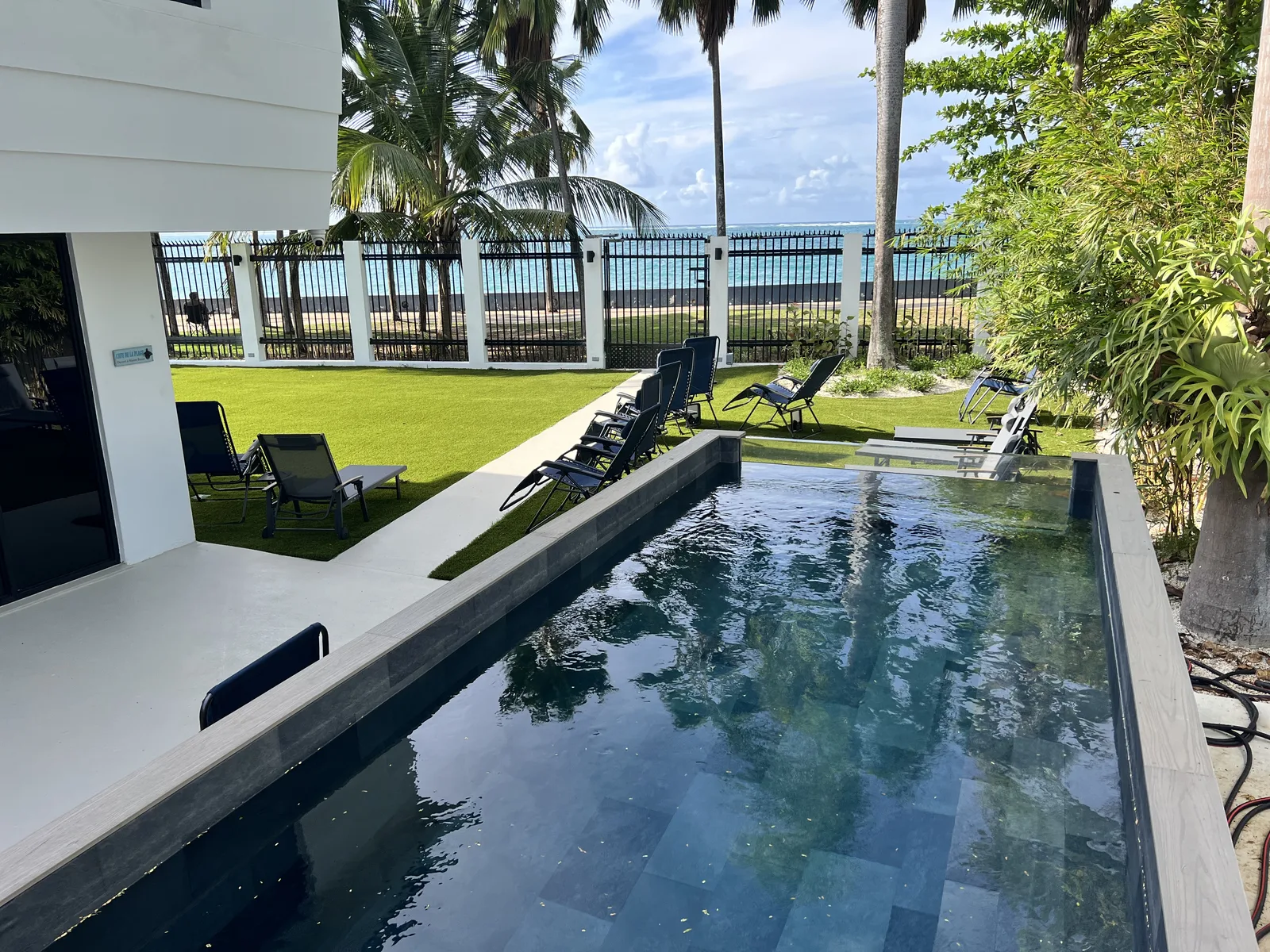 La piscina frente al mar y el jardín de palmas