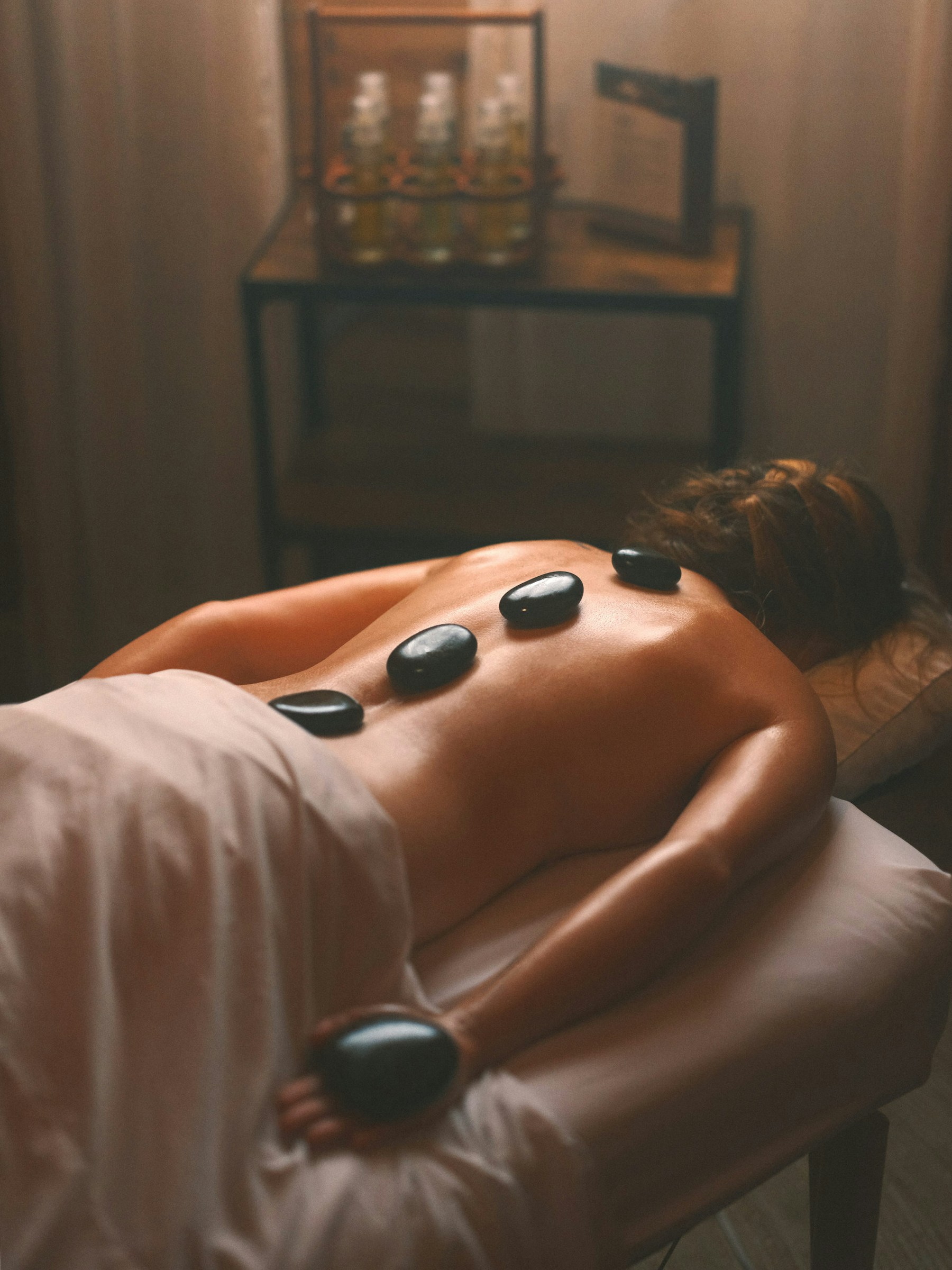 Tratamiento de spa con piedras calientes