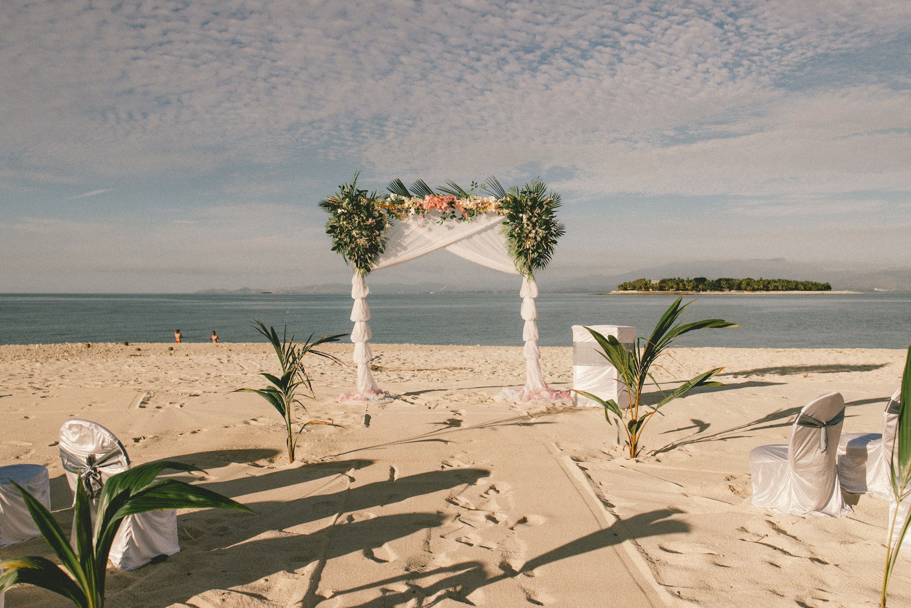 Arco de boda en la playa junto al mar