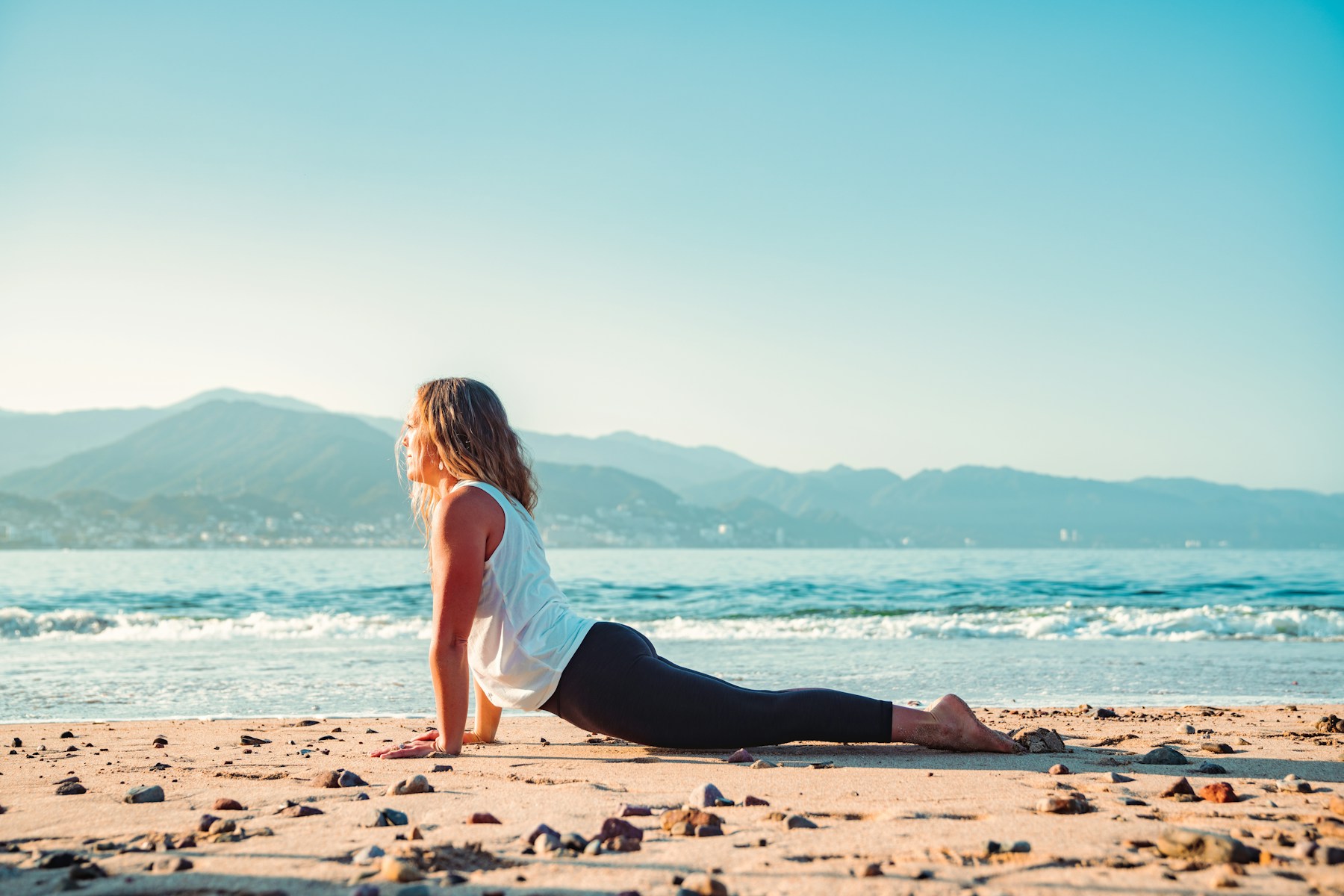 Práctica de yoga a la orilla del mar