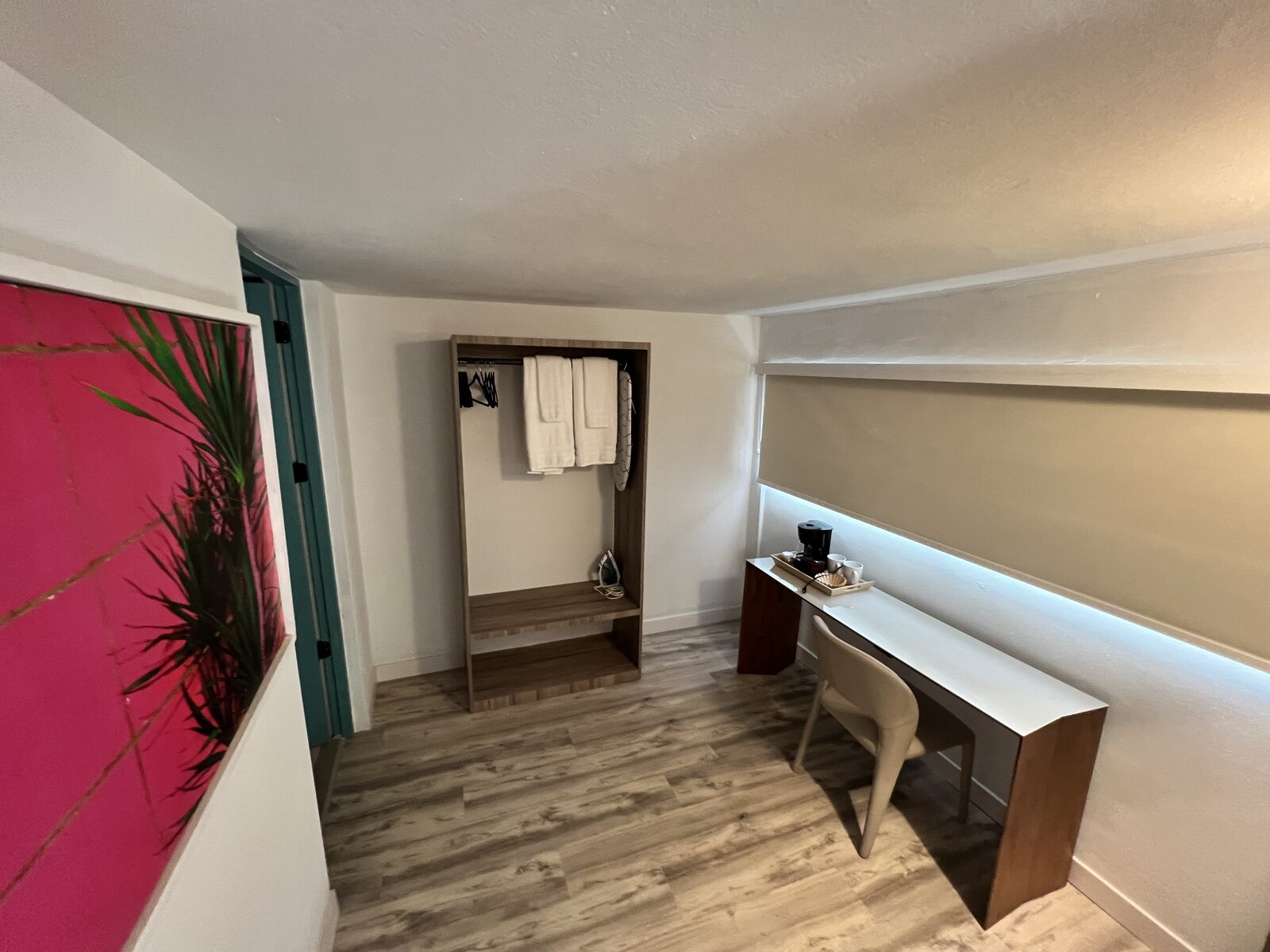 Casita Junior Suite - clóset y escritorio